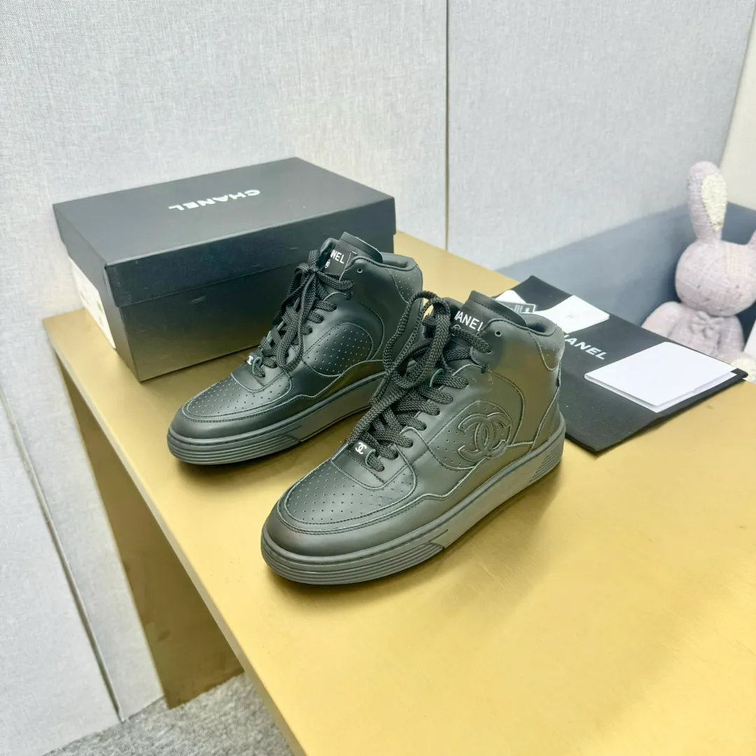 👟👟Ex-factory price 680👟👟 Top version oil edge craftsmanship, original order quality! 35-45 Couple Model Chanel Chanel 24C Early Spring Vacation Series Xiaoxiang Metal Casual Sports Shoes Gold Panda Shoes The latest foreign catwalk series Chanel Chanel 2023 early spring series is held in the second smallest country in the world. The series is inspired by Monaco's international seaside lifestyle, from the F1 racing track to the beach pool, from the casino to the tennis court, creating a diverse and unique new series of racing driver's helmets, one-piece suits and other elements that have been reinterpreted to be more fashionable. Exquisite packaging at the delivery counter🛍📦 ▪️Fabric: Original calfskin ▪️Lining: Original custom imported cowhide ▪️Sole: Original TPU outsole ▪️Size: Women's 35-45